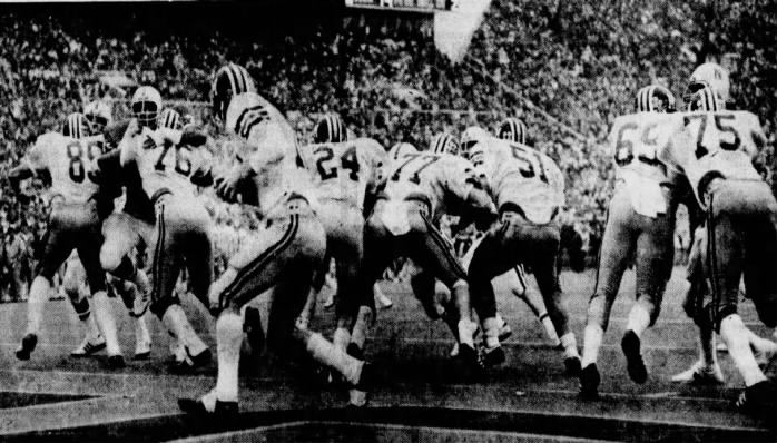 1976 Pete Woods drops back for 98-yard TD pass